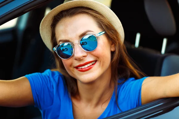 Jovem mulher feliz em chapéu e óculos de sol fazendo auto retrato sentar — Fotografia de Stock