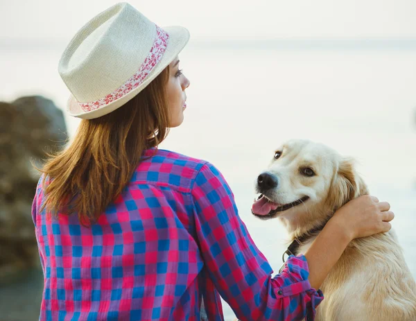 해변에 산책에 개를 가진 여자 — 스톡 사진