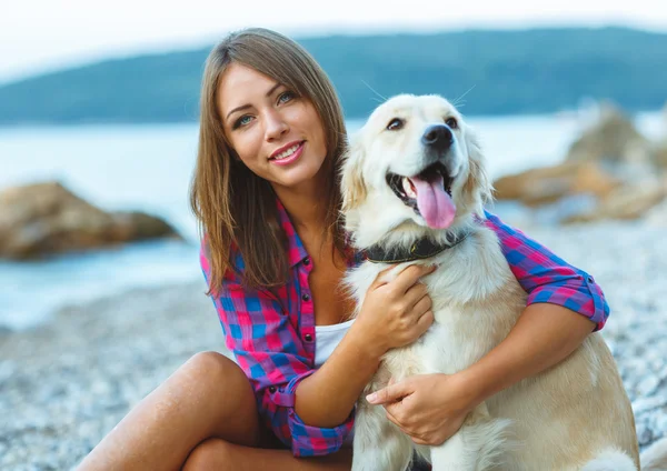 Жінка з собакою на прогулянці на пляжі — стокове фото