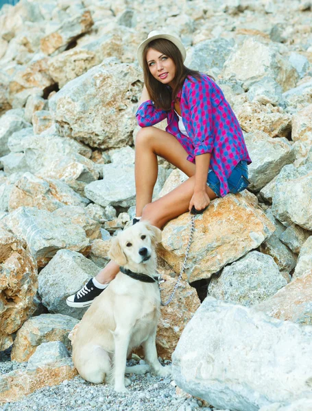 Frau mit Hund am Strand spazieren — Stockfoto