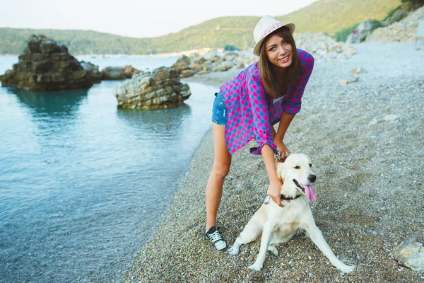 Frau mit Hund am Strand spazieren — Stockfoto