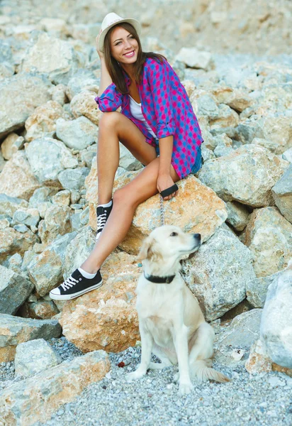 Frau mit Hund am Strand spazieren — Stockfoto