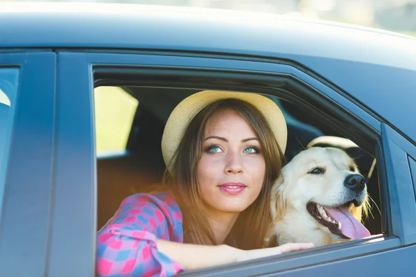 Femme et chien en voiture en voyage d'été — Photo