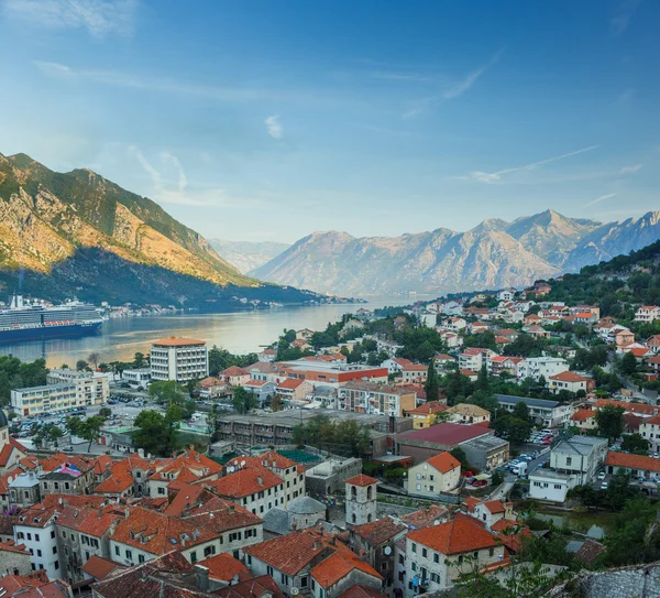 Översta panoramautsikt över Kotor-bukten (Boka Kotorska) och Kotor city, — Stockfoto