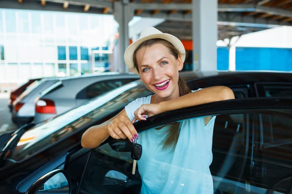 Mujer feliz de pie cerca de un coche con llaves en la mano - concepto de b —  Fotos de Stock