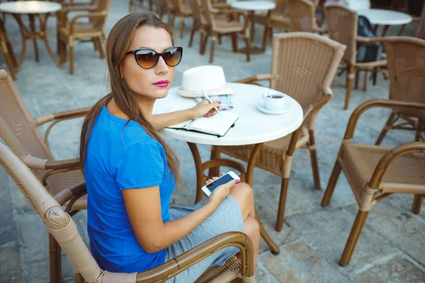 Őszinte képet, egy fiatal nő, smartphone és teszi megjegyzi, azt — Stock Fotó