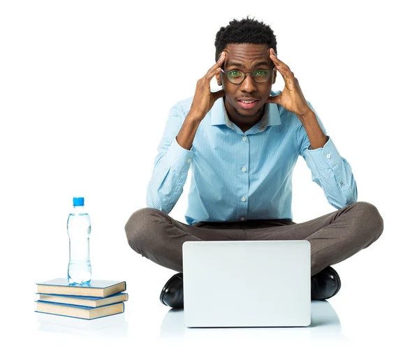 African american college student in spanning zitten met laptop, — Stockfoto