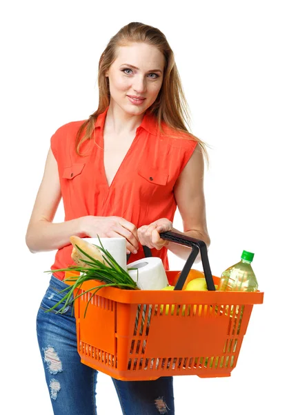 Giovane donna felice che tiene un cesto pieno di cibo sano su bianco — Foto Stock