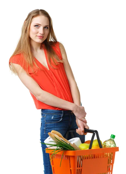 Счастливая молодая женщина держит корзину, полную здоровой пищи на белом — стоковое фото