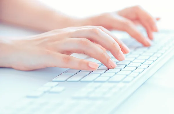 Kobiece ręce lub pracownik biurowy kobieta pisania na klawiaturze — Zdjęcie stockowe