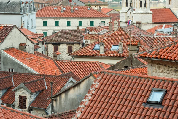 Ptačí pohled budov v staré město kotor, Černá Hora — Stock fotografie