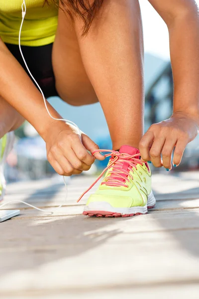 Zapatos para correr - mujer atando cordones de zapatos. Primer plano del deporte femenino — Foto de Stock