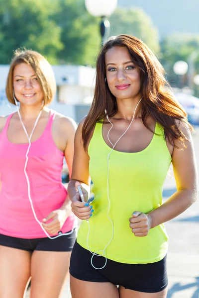 Dos chicas lindas corriendo al aire libre —  Fotos de Stock