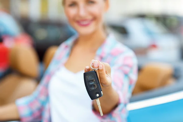 Woman standing near a convertible with keys in hand - concept of — Stock fotografie