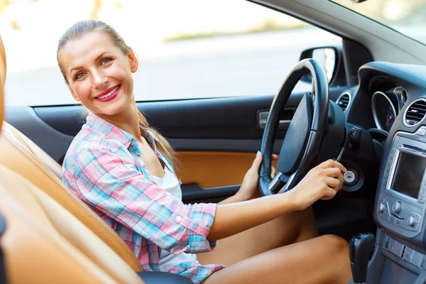Kvinna sitter i en cabriolet och kommer att starta motorn — Stockfoto
