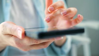 Kurye uygulaması kullanarak akıllı telefondan sosyal medya kaynaklarını tarayan bir kadın. Cep telefonu tutan kadın..