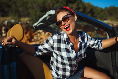 Cabriolet, oturan kadının lu gezisine kadar güzel PIN