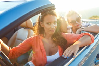 İki genç kız bir cabriolet sürüş