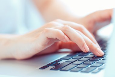 Eller veya klavyede yazarak işçisi kadın ofis