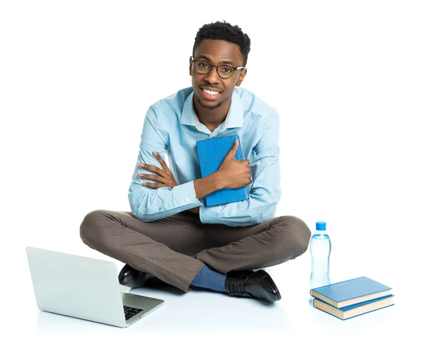 Felice studente universitario africano americano con computer portatile, libri e bo — Foto Stock