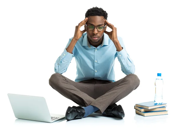 Afro americano estudiante universitario en el estrés sentado con el ordenador portátil , —  Fotos de Stock