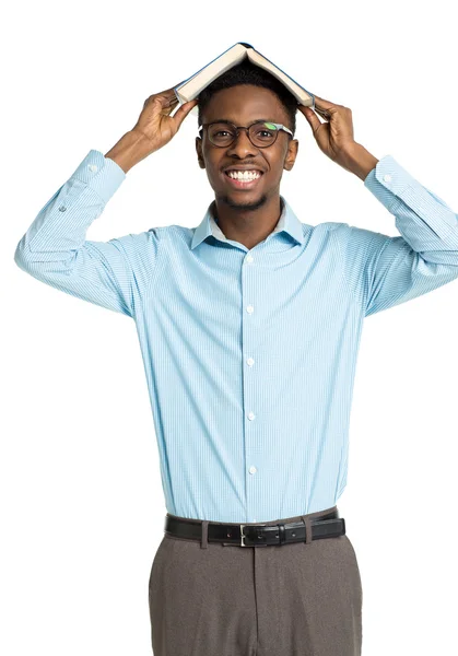 Felice africano americano studente universitario con libro sulla sua testa — Foto Stock