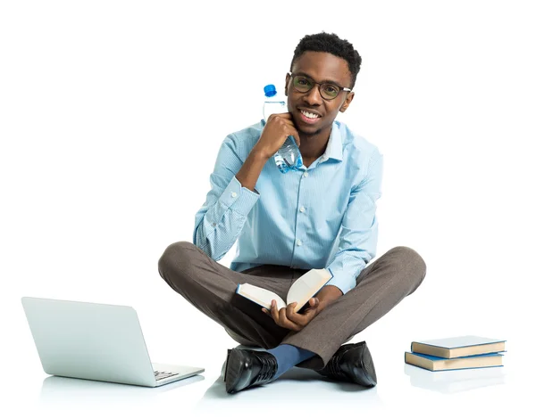 Glada afrikanska amerikanska collegestudent med laptop, böcker och bo — Stockfoto