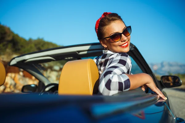 Bela pin up mulher sentado em cabriolet, desfrutando de viagem no lu — Fotografia de Stock