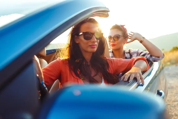 Két fiatal lány egy cabriolet vezetés — Stock Fotó