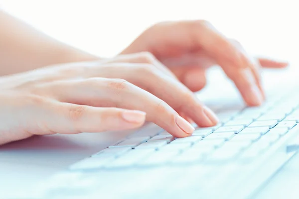 Vrouwelijke handen of vrouw kantoor werknemer te typen op het toetsenbord — Stockfoto