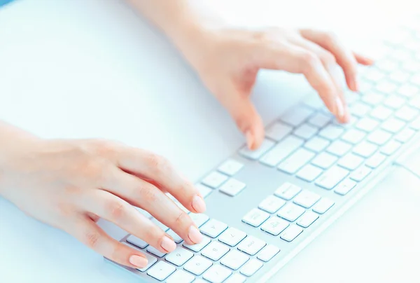 Female hands or woman office worker typing on the keyboard — Stock Photo, Image