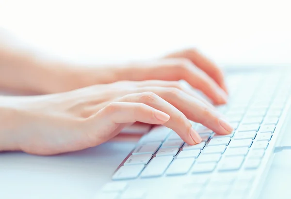 Vrouwelijke handen of vrouw kantoor werknemer te typen op het toetsenbord — Stockfoto