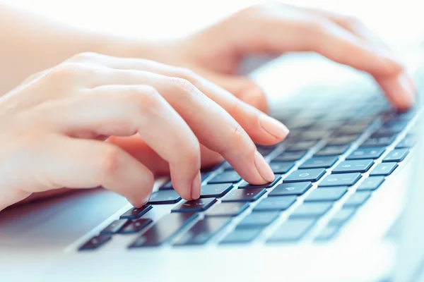 Female hands or woman office worker typing on the keyboard — Stock Photo, Image