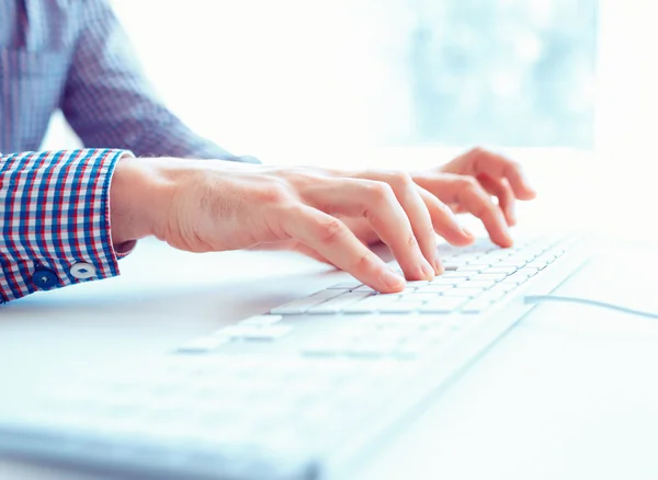 Man handen of mannen kantoormedewerker typen op het toetsenbord — Stockfoto