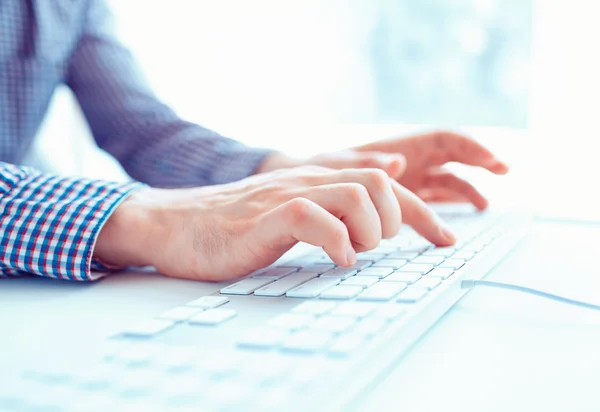 Man handen of mannen kantoormedewerker typen op het toetsenbord — Stockfoto