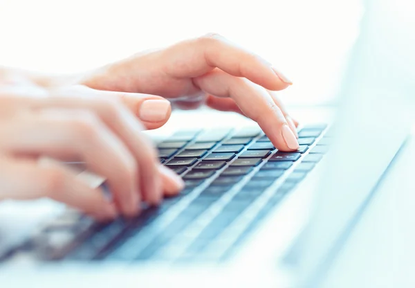 Manos femeninas o trabajadora de oficina escribiendo en el teclado —  Fotos de Stock