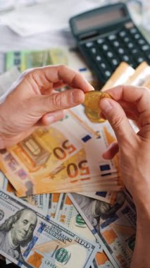 Erkek eller, BTC bitcoin 'i farklı para birimlerinin -dolar ve avro- arkaplanlarıyla karşılaştırır. Kripto para birimi kavramı ve engelleme teknolojisinin geniş dünyası..