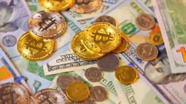 ABD Doları ve Euro banknotları ve BTC bitcoin 'leriyle pürüzsüz bir arka plan. Nakit ve kripto para gibi maddi unsurların görsel temsilleri çok önemlidir.