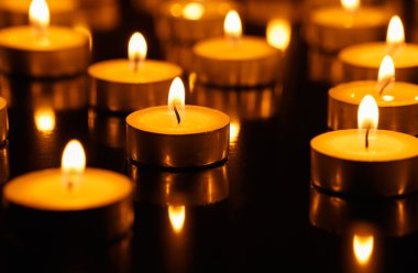 Birçok yanan mum sığ alan derinliğine sahiptir.