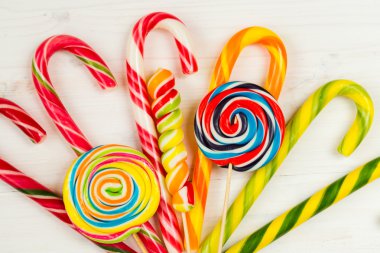 Ahşap arka plan üzerinde renkli şeker