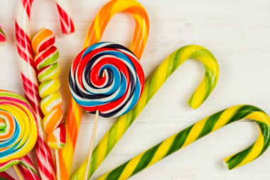 Ahşap arka plan üzerinde renkli şeker