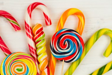 Ahşap arka plan üzerinde renkli şeker