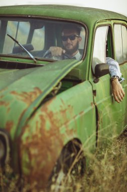 Drivin gömlek ve güneş gözlüğü, şık yakışıklı delikanlı,