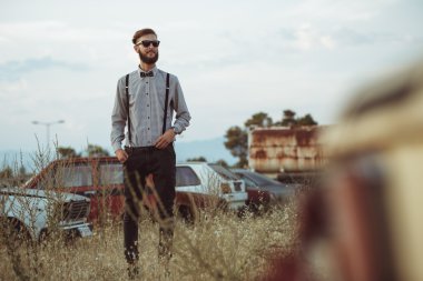 Gömlek ve papyon takan genç yakışıklı şık adam bes