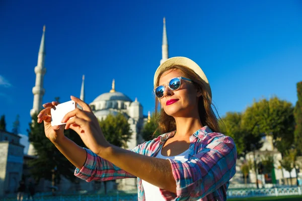 Selfie adam Smartphone'da yapma şapkalı kız