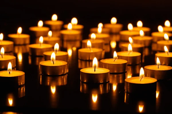 Muitas velas acesas com profundidade de campo rasa — Fotografia de Stock
