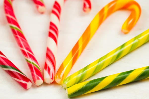 Canne à bonbons de Noël sur un fond en bois — Photo