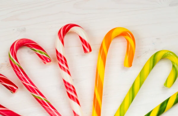 Canne à bonbons de Noël sur un fond en bois — Photo