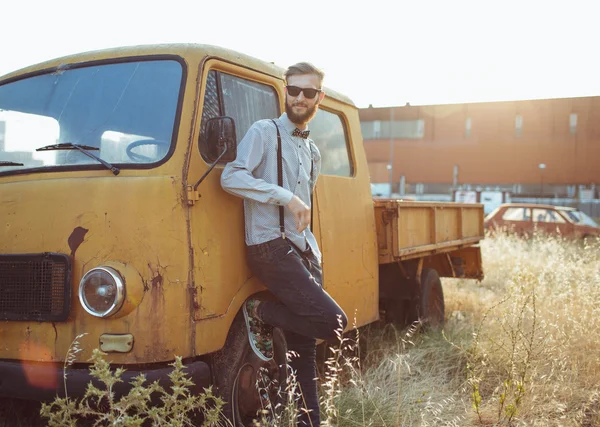 Mladý pohledný stylový muž, košili a motýlek s staré c — Stock fotografie