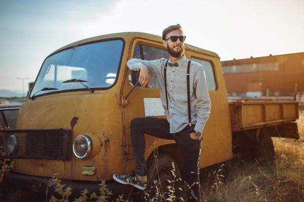 Jovem bonito elegante homem, vestindo camisa e laço-tie com idade c — Fotografia de Stock